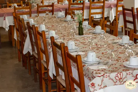 Salão e mesas da Famiglia Pezzi em Caxias do Sul