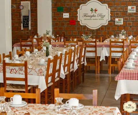 Salão e mesas da Famiglia Pezzi em Caxias do Sul