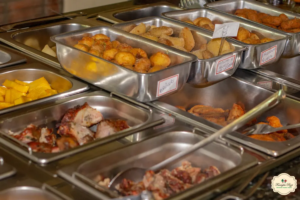 Salgados quentes servidos no café colonial da Famiglia Pezzi